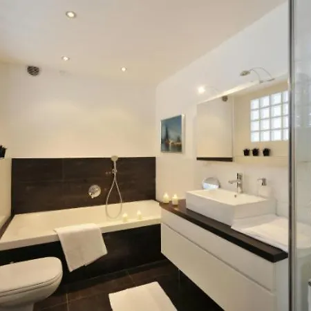 Sleeps 8 Pool Air Con *